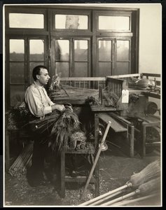 Blind mann fester halm på kosteskafter ved Bourne Memorial Building, New York, 1921 (sølv gelatintrykk)